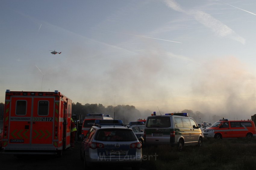 LKW faehrt in den Rhein Langel Hitdorf Faehre P017.JPG